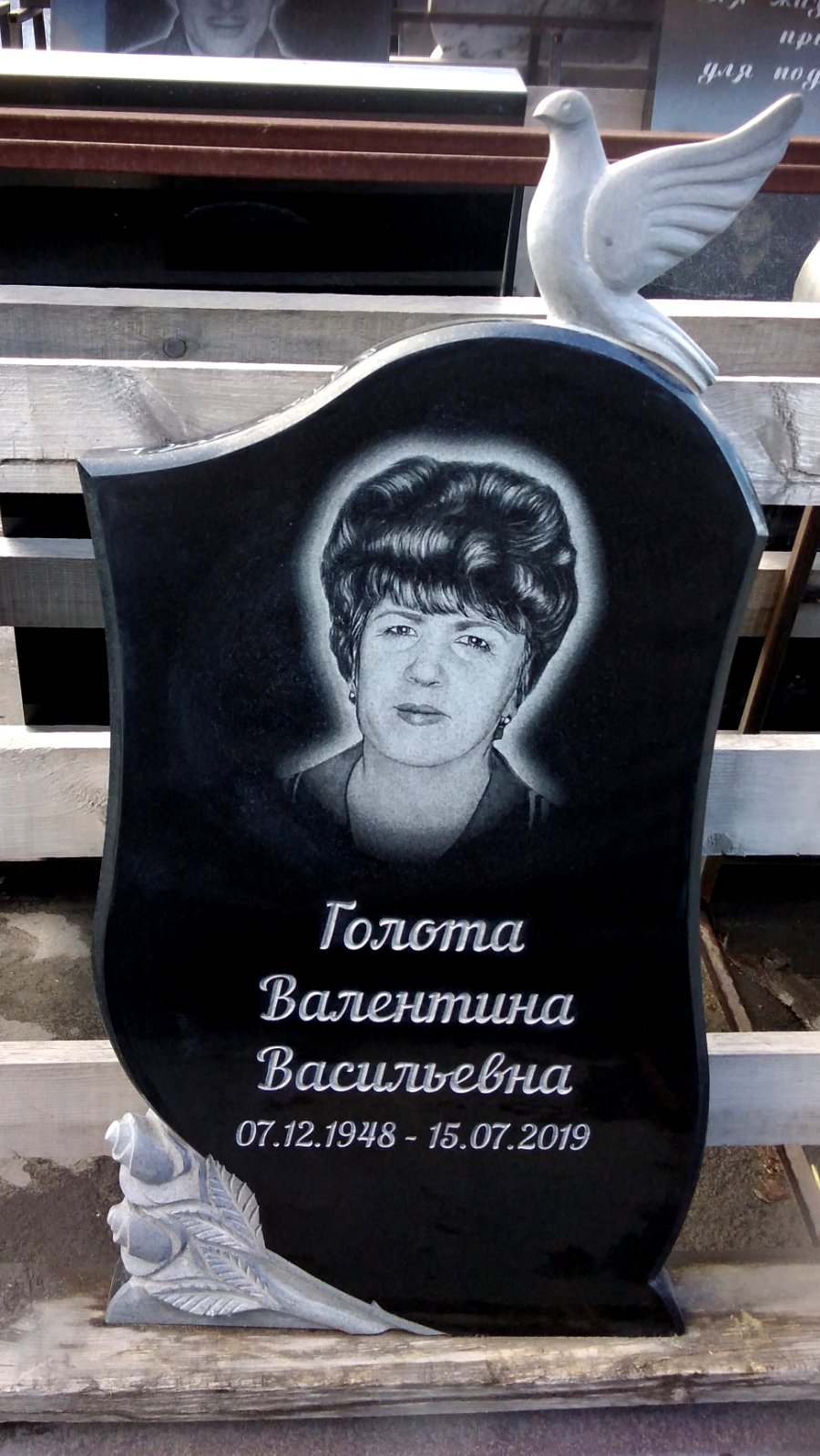 Памятник №222 из черного гранита с голубем — фото 3